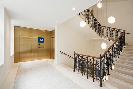 Dossier de presse | 2274-02 - Communiqué de presse | Telegraf 7 - BEHF Architects - Architecture commerciale -  Office entrance and staircase &nbsp;<br><br> - Crédit photo : Hertha Hurnaus