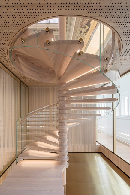 Dossier de presse | 2274-02 - Communiqué de presse | Telegraf 7 - BEHF Architects - Architecture commerciale -  Wooden spiral&nbsp;staircase&nbsp;  - Crédit photo : Hertha Hurnaus