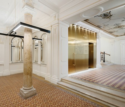 Dossier de presse | 2274-02 - Communiqué de presse | Telegraf 7 - BEHF Architects - Architecture commerciale - <p> Hall Ground Floor<br>Brass surfaces lead to the office spaces</p> - Crédit photo : Hertha Hurnaus