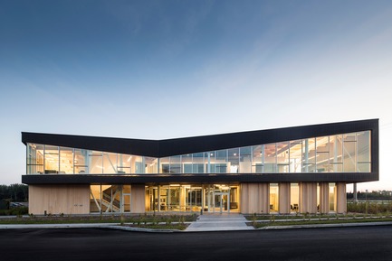 Dossier de presse | 865-30 - Communiqué de presse | Lemay remporte un prix d’excellence de «American Architecture Prize » pour la conception des bureaux de Pomerleau - Lemay - Architecture commerciale - Bureaux de Pomerleau - Entrée principale - Crédit photo : Jonathan Robert