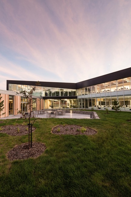 Dossier de presse | 865-30 - Communiqué de presse | Lemay remporte un prix d’excellence de «American Architecture Prize » pour la conception des bureaux de Pomerleau - Lemay - Architecture commerciale - Bureaux de Pomerleau&nbsp; - Crédit photo : Jonathan Robert