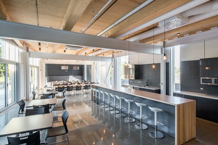 Dossier de presse | 865-30 - Communiqué de presse | Lemay remporte un prix d’excellence de «American Architecture Prize » pour la conception des bureaux de Pomerleau - Lemay - Architecture commerciale - Bureaux de Pomerleau - Intérieur&nbsp; - Crédit photo : Jonathan Robert