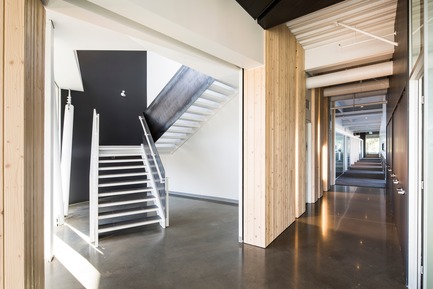 Dossier de presse | 865-30 - Communiqué de presse | Lemay remporte un prix d’excellence de «American Architecture Prize » pour la conception des bureaux de Pomerleau - Lemay - Architecture commerciale - Bureaux de Pomerleau - Escalier&nbsp; - Crédit photo : Jonathan Robert