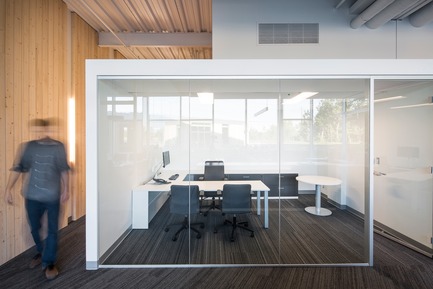Dossier de presse | 865-30 - Communiqué de presse | Lemay remporte un prix d’excellence de «American Architecture Prize » pour la conception des bureaux de Pomerleau - Lemay - Architecture commerciale - Bureaux de Pomerleau - Espace de travail&nbsp; - Crédit photo : Jonathan Robert