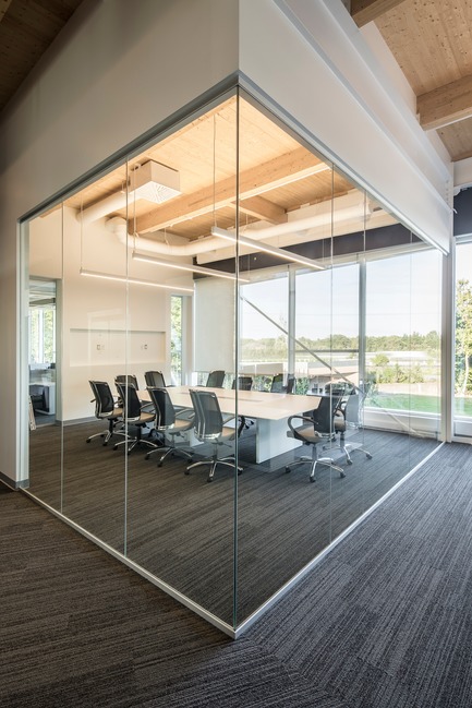 Dossier de presse | 865-30 - Communiqué de presse | Lemay remporte un prix d’excellence de «American Architecture Prize » pour la conception des bureaux de Pomerleau - Lemay - Architecture commerciale - Bureaux de Pomerleau - Espace de travail&nbsp; - Crédit photo : Jonathan Robert