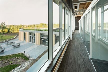 Dossier de presse | 865-30 - Communiqué de presse | Lemay remporte un prix d’excellence de «American Architecture Prize » pour la conception des bureaux de Pomerleau - Lemay - Architecture commerciale - Bureaux de Pomerleau - Intérieur - Crédit photo : Jonathan Robert