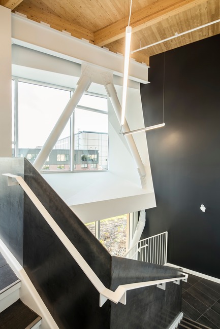 Dossier de presse | 865-30 - Communiqué de presse | Lemay remporte un prix d’excellence de «American Architecture Prize » pour la conception des bureaux de Pomerleau - Lemay - Architecture commerciale - Bureaux de Pomerleau - Escalier&nbsp; - Crédit photo : Jonathan Robert
