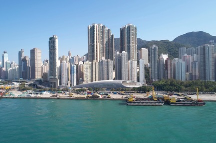 Dossier de presse | 1474-01 - Communiqué de presse | Hong Kong’s Kennedy Town Swimming Pool - Farrells - Architecture commerciale -  Kennedy Town Swimming Pool viewed from Hong Kong's famed Victoria Harbour  - Crédit photo : Farrells
