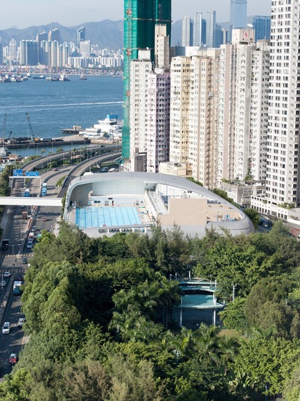 Dossier de presse | 1474-01 - Communiqué de presse | Hong Kong’s Kennedy Town Swimming Pool - Farrells - Architecture commerciale - Kennedy Town Swimming Pool Phase I – prior to the construction of Phase II. Belcher Bay Park is in the foreground. - Crédit photo : Farrells