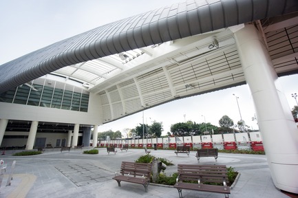 Dossier de presse | 1474-01 - Communiqué de presse | Hong Kong’s Kennedy Town Swimming Pool - Farrells - Architecture commerciale - The public sitting-out area, sheltered beneath the tip of the swimming pool's characteristic zinc roof. - Crédit photo : Farrells
