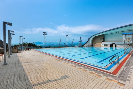 Dossier de presse | 1474-01 - Communiqué de presse | Hong Kong’s Kennedy Town Swimming Pool - Farrells - Architecture commerciale - The 50-metre outdoor pool, offering views of Victoria Harbour and Hong Kong's outlying islands. - Crédit photo : Farrells