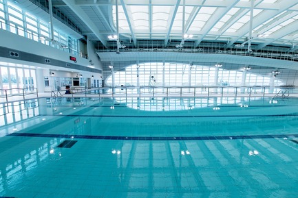 Dossier de presse | 1474-01 - Communiqué de presse | Hong Kong’s Kennedy Town Swimming Pool - Farrells - Architecture commerciale - The indoor pool hall, lit naturally by the lightweight membrane roof and window wall. - Crédit photo : Farrells
