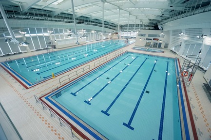 Dossier de presse | 1474-01 - Communiqué de presse | Hong Kong’s Kennedy Town Swimming Pool - Farrells - Architecture commerciale - An overview of the indoor pool hall, showing the 50-metre main pool, secondary training pool, and massage baths. - Crédit photo : Farrells
