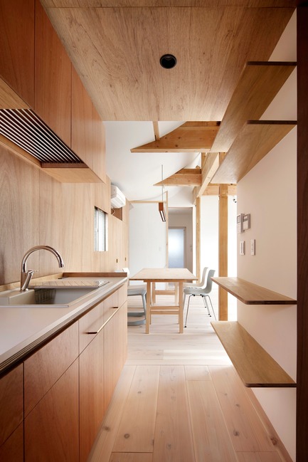 Dossier de presse | 3116-01 - Communiqué de presse | House for Four Generations - tomomi kito architect & associates - Design d’intérieur résidentiel - 2F kitchen - Crédit photo : satoshi shigeta