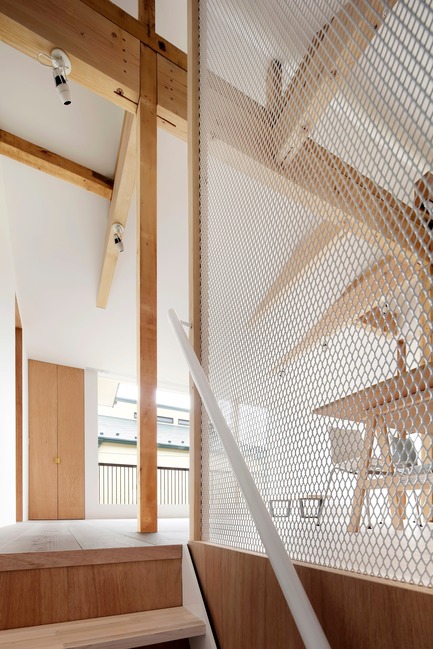 Dossier de presse | 3116-01 - Communiqué de presse | House for Four Generations - tomomi kito architect & associates - Design d’intérieur résidentiel - 2F common space from staircase - Crédit photo : satoshi shigeta