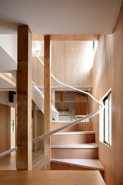 Dossier de presse | 3116-01 - Communiqué de presse | House for Four Generations - tomomi kito architect & associates - Design d’intérieur résidentiel - Staircase - Crédit photo : satoshi shigeta