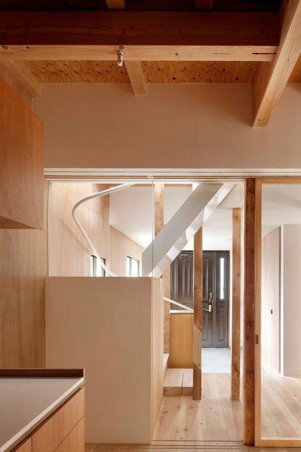 Dossier de presse | 3116-01 - Communiqué de presse | House for Four Generations - tomomi kito architect & associates - Design d’intérieur résidentiel - Staircase - Crédit photo : satoshi shigeta