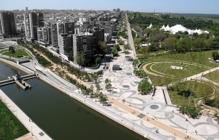 Dossier de presse | 3076-01 - Communiqué de presse | Madrid Rio. Une nouvelle écologie urbaine - Burgos & Garrido; Porras La Casta; Rubio & A-Sala et West 8 [Ginés Garrido, directeur du projet] - Architecture de paysage - Vue aérienne<br> - Crédit photo : Auteurs du projet
