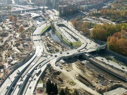 Dossier de presse | 3076-01 - Communiqué de presse | Madrid Rio. Une nouvelle écologie urbaine - Burgos & Garrido; Porras La Casta; Rubio & A-Sala et West 8 [Ginés Garrido, directeur du projet] - Architecture de paysage - Durant&nbsp;les&nbsp;travaux&nbsp; - Crédit photo : Auteurs du projet