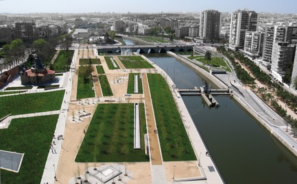 Dossier de presse | 3076-01 - Communiqué de presse | Madrid Rio. Une nouvelle écologie urbaine - Burgos & Garrido; Porras La Casta; Rubio & A-Sala et West 8 [Ginés Garrido, directeur du projet] - Architecture de paysage - Après - Crédit photo :  Auteurs du projet 