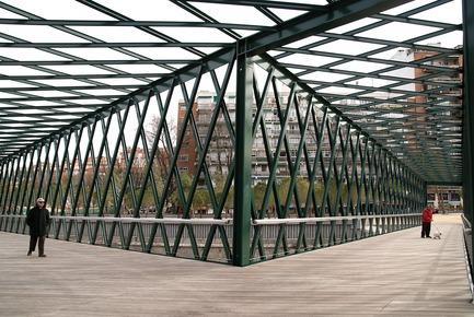 Dossier de presse | 3076-01 - Communiqué de presse | Madrid Rio. Une nouvelle écologie urbaine - Burgos & Garrido; Porras La Casta; Rubio & A-Sala et West 8 [Ginés Garrido, directeur du projet] - Architecture de paysage - Pont Y - Crédit photo : Ana Müller