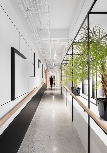 Press kit | 1303-05 - Press release | Electronic Arts - Sid Lee Architecture - Commercial Interior Design - Corridor - Photo credit: Stéphane Brügger