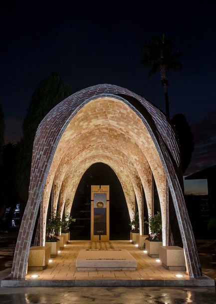 Press kit | 3109-01 - Press release | Mortuary Chapel for the Soriano-Manzanet Family - Vegas&Mileto - Art - General view of the mortuary chapel at night - Photo credit: Vegas&amp;Mileto