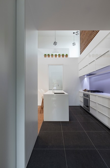 Dossier de presse | 3057-01 - Communiqué de presse | Flipped House - Atelier RZLBD - Architecture résidentielle - Flipped House, entry foyer looking towards the kitchen - Crédit photo : Borxu