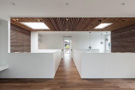 Dossier de presse | 3057-01 - Communiqué de presse | Flipped House - Atelier RZLBD - Architecture résidentielle - Flipped House, family room / bridge - Crédit photo : Borxu