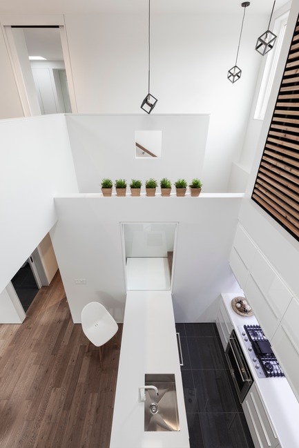 Dossier de presse | 3057-01 - Communiqué de presse | Flipped House - Atelier RZLBD - Architecture résidentielle - Flipped House, looking from the family room towards the kitchen - Crédit photo : Borxu