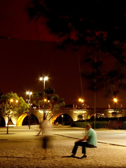 Dossier de presse | 3076-01 - Communiqué de presse | Madrid Rio. Une nouvelle écologie urbaine - Burgos & Garrido; Porras La Casta; Rubio & A-Sala et West 8 [Ginés Garrido, directeur du projet] - Architecture de paysage - Pont de Toledo - Crédit photo :  Auteurs du projet 