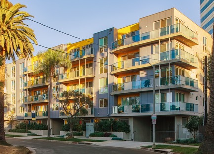 Dossier de presse | 3136-01 - Communiqué de presse | The Tides Brentwood - Valerie Schweitzer Architects - Architecture résidentielle - Bolts of sunshine yellow against sobering oceanic grays. - Crédit photo : Dan Arnold