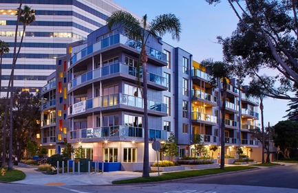 Dossier de presse | 3136-01 - Communiqué de presse | The Tides Brentwood - Valerie Schweitzer Architects - Architecture résidentielle - An assembly ogf fiber cement, stucco, and blue and white glass - Crédit photo : Dan Arnold