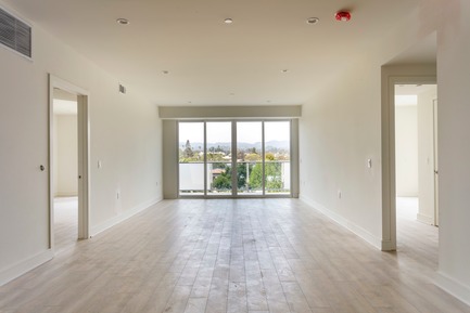 Dossier de presse | 3136-01 - Communiqué de presse | The Tides Brentwood - Valerie Schweitzer Architects - Architecture résidentielle - Crisp interiors frame view of mountains to the North - Crédit photo : Josh White Productions