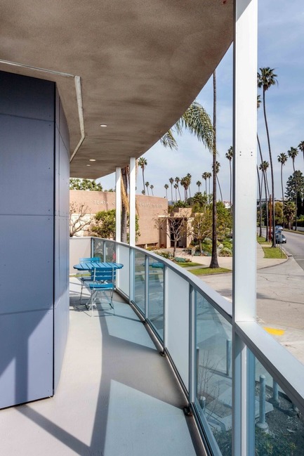 Dossier de presse | 3136-01 - Communiqué de presse | The Tides Brentwood - Valerie Schweitzer Architects - Architecture résidentielle - Aluminum struts mimic the lofty palm trees of the site - Crédit photo : Josh White productions