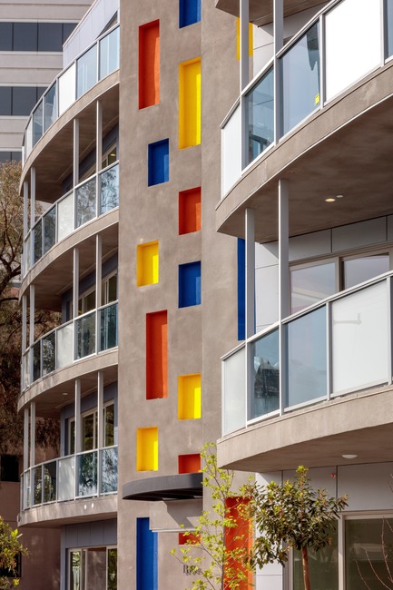 Dossier de presse | 3136-01 - Communiqué de presse | The Tides Brentwood - Valerie Schweitzer Architects - Architecture résidentielle - Painterly facade - Crédit photo : Josh White Productions