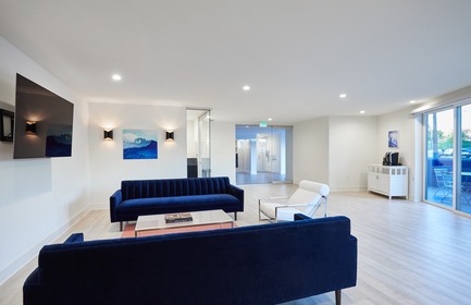 Dossier de presse | 3136-01 - Communiqué de presse | The Tides Brentwood - Valerie Schweitzer Architects - Architecture résidentielle - Lounge with clean lines - Crédit photo : Dan Arnold