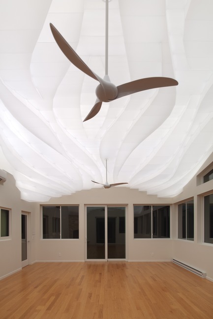 Dossier de presse | 3072-01 - Communiqué de presse | Arrivée de la lumière - Flynn Architecture & Design - Design d’éclairage - Vue au nord, la nuit<br> - Crédit photo : Matt Flynn