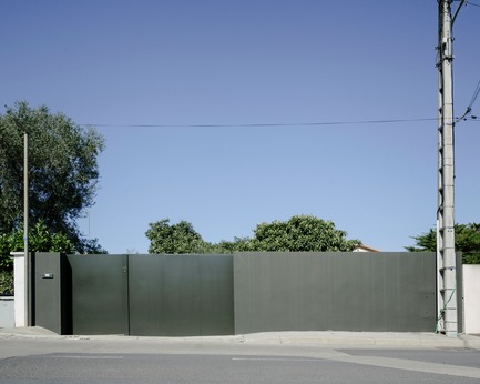Dossier de presse | 2926-01 - Communiqué de presse | Maison GOM - (ma!ca) architecture - Architecture résidentielle - entrée sur rue - Crédit photo : Julien Kerdraon