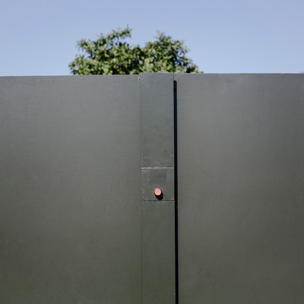 Dossier de presse | 2926-01 - Communiqué de presse | Maison GOM - (ma!ca) architecture - Architecture résidentielle - sonnette minimaliste - Crédit photo : Julien Kerdraon