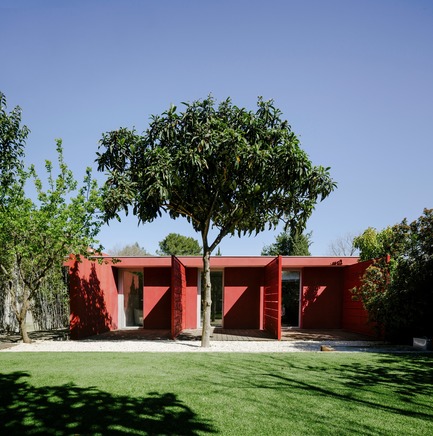 Dossier de presse | 2926-01 - Communiqué de presse | Maison GOM - (ma!ca) architecture - Architecture résidentielle - jardin du Sud - Crédit photo : Julien Kerdraon