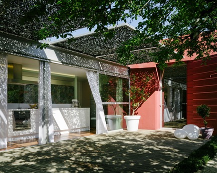 Dossier de presse | 2926-01 - Communiqué de presse | Maison GOM - (ma!ca) architecture - Architecture résidentielle - cuisine dans jardin - Crédit photo : Julien Kerdraon