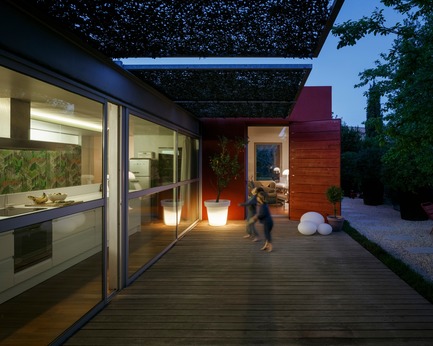 Dossier de presse | 2926-01 - Communiqué de presse | Maison GOM - (ma!ca) architecture - Architecture résidentielle - terrasse de cuisine - Crédit photo : Julien Kerdraon
