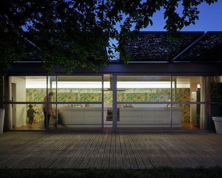 Dossier de presse | 2926-01 - Communiqué de presse | Maison GOM - (ma!ca) architecture - Architecture résidentielle - cuisine de nuit - Crédit photo : Julien Kerdraon