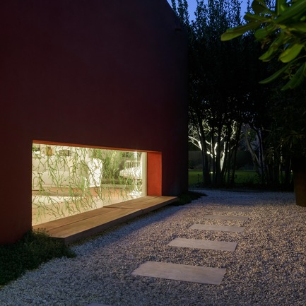 Dossier de presse | 2926-01 - Communiqué de presse | Maison GOM - (ma!ca) architecture - Architecture résidentielle - fenêtre Bouroullec de nuit - Crédit photo : Julien Kerdraon
