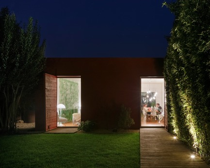 Dossier de presse | 2926-01 - Communiqué de presse | Maison GOM - (ma!ca) architecture - Architecture résidentielle - jardin / salon - Crédit photo : Julien Kerdraon
