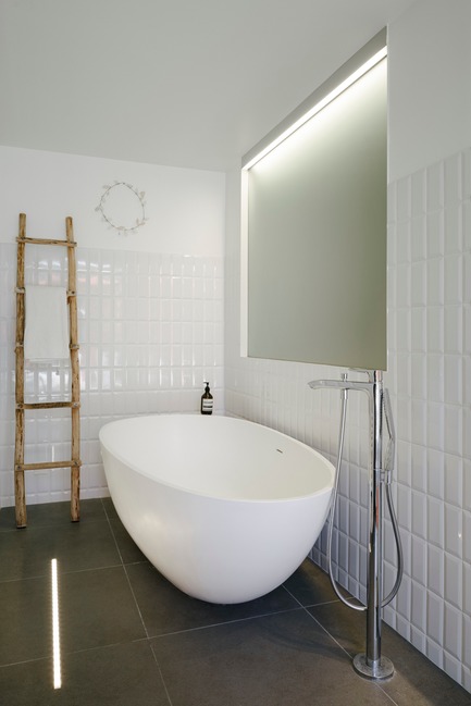 Dossier de presse | 2926-01 - Communiqué de presse | Maison GOM - (ma!ca) architecture - Architecture résidentielle - baignoire cocon - Crédit photo : Julien Kerdraon