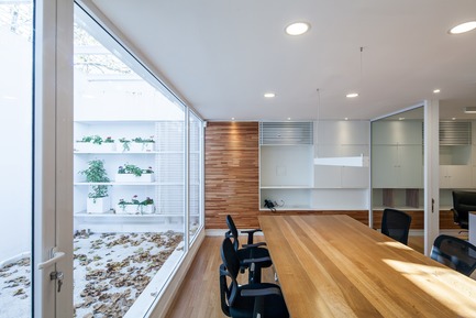 Dossier de presse | 3137-01 - Communiqué de presse | Prinzi - Cotignola, Staricco, Tobler - Architecture commerciale -   Cotignola, Staricco, Tobler. Prinzi&nbsp;Bureaux.&nbsp;Espace intérieur - Salle de réunions<br>   - Crédit photo : Marcos Guiponi