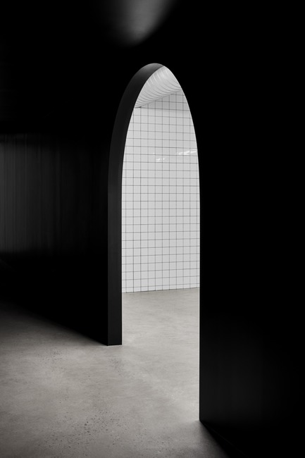 Dossier de presse | 1677-03 - Communiqué de presse | SSENSE - Atelier Barda architecture - Design d’intérieur commercial - Crédit photo : Adrien Williams