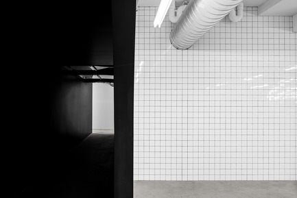 Dossier de presse | 1677-03 - Communiqué de presse | SSENSE - Atelier Barda architecture - Design d’intérieur commercial - Crédit photo : Adrien Williams
